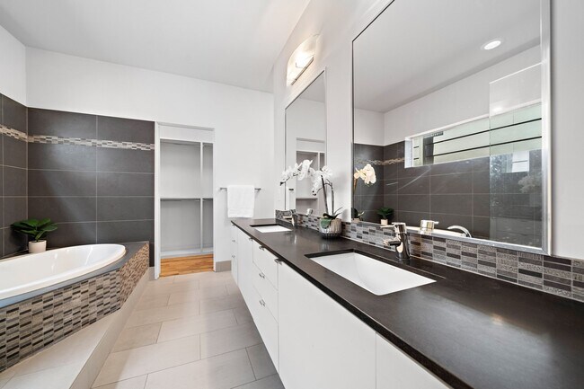 Building Photo - 105 Willard St