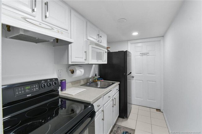 Building Photo - 10044 S Ocean Dr