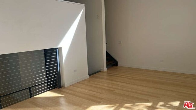 Building Photo - 800 Hampton Dr