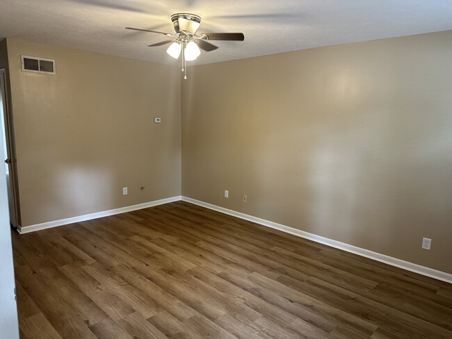 Building Photo - 2504 Redwood Ct