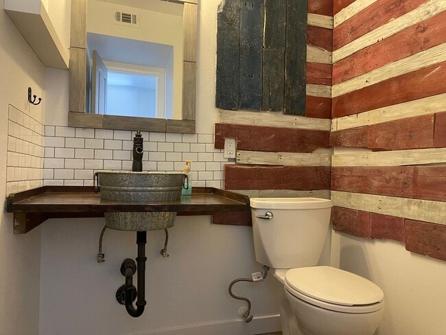 Building Photo - Secluded 2b/2.5b condo in Oxnard