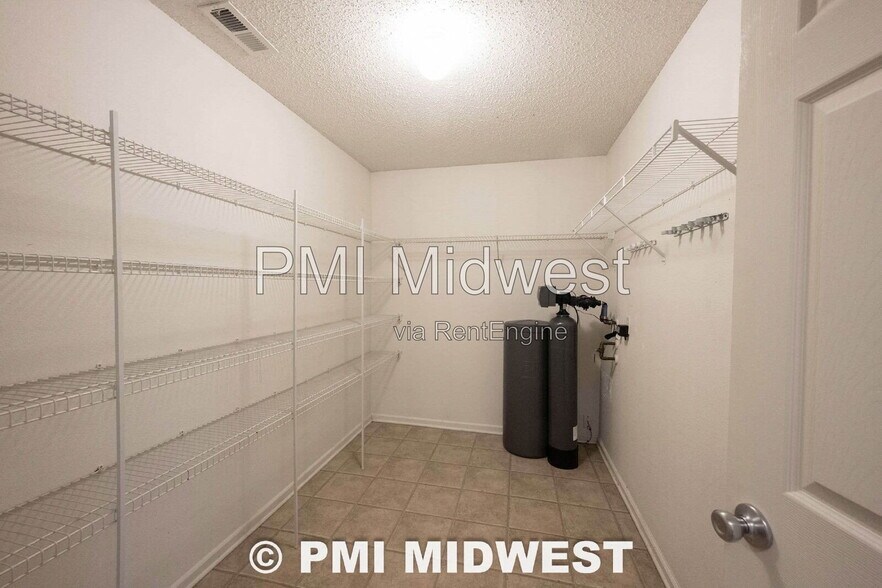 Building Photo - 2143 Olympia Dr