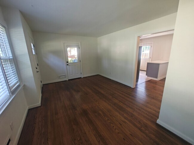Building Photo - 3 bedroom home off of Parham Rd