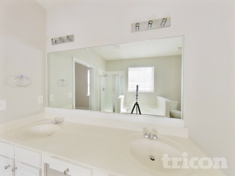 Building Photo - 1427 Wilshire Way