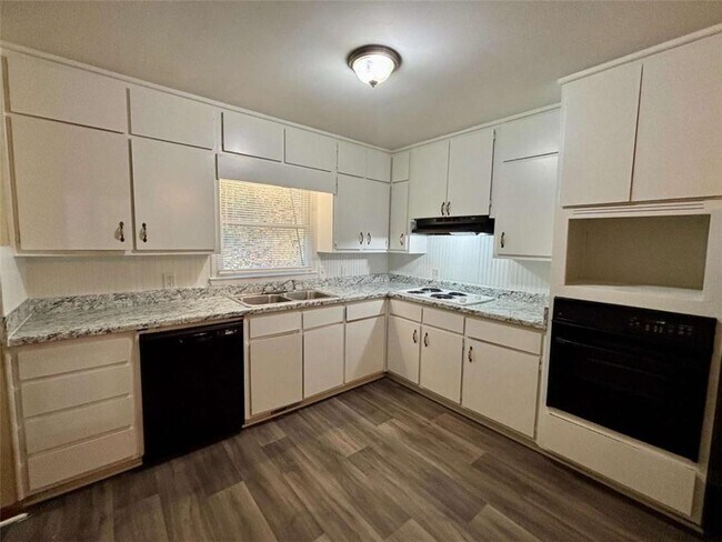 Building Photo - 2021 N Oak Dr