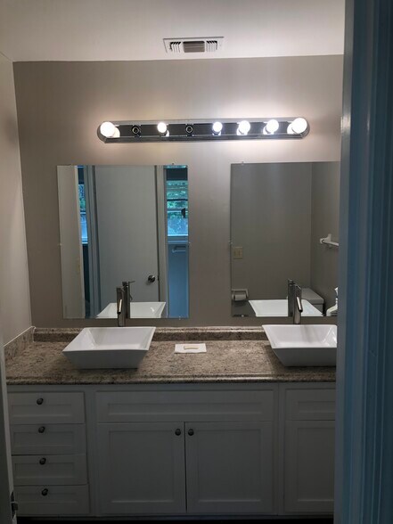 Master Bath - 13978 Gristmill Creek Rd