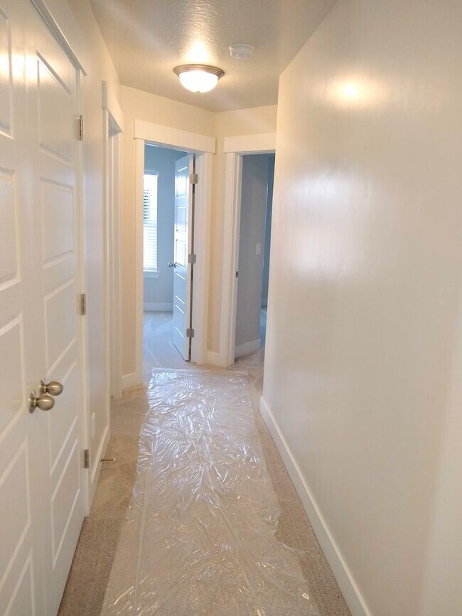 Building Photo - Bluffdale Townhouse Rental in Bringhurst S...