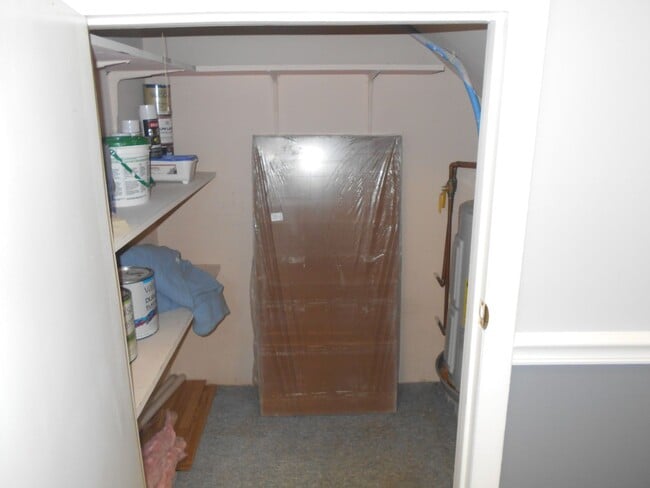 Building Photo - First floor conveniently located office suite