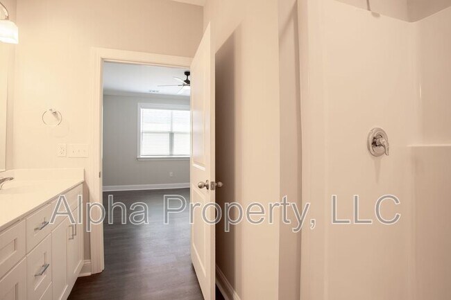 Building Photo - 105 Remount Way