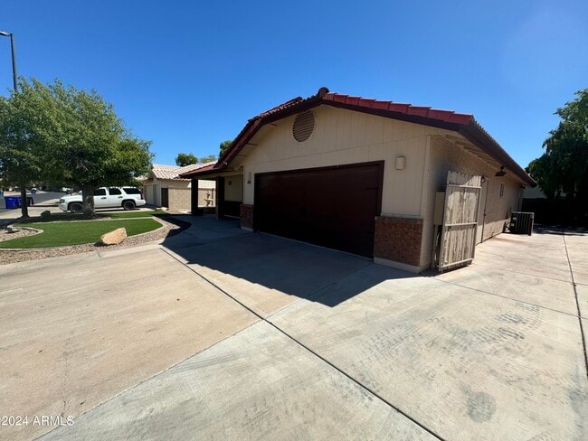 Building Photo - 491 E San Pedro Ave