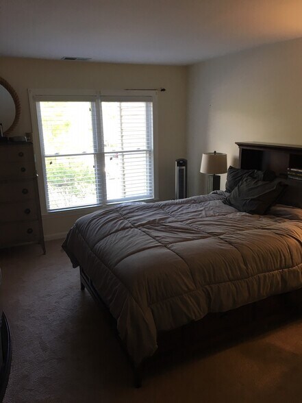 master bedroom - 605 Admiral Dr