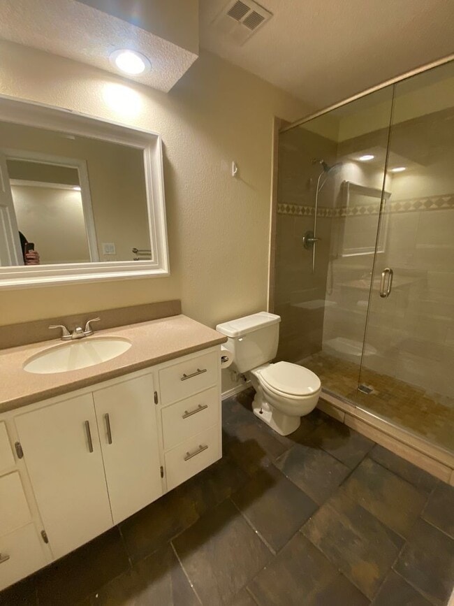 Building Photo - 3 bed 2 bath 2 car garage house, freshly repainted