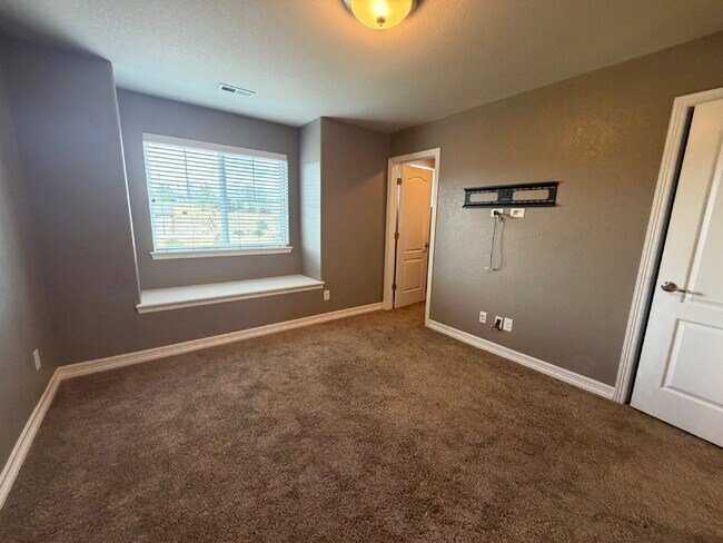 Building Photo - Luxurious 5-Bed Oasis with Scenic Views and Elegant Finishes in Blackstone Country Club, Includes...