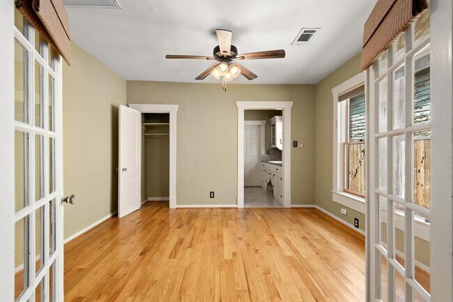 Building Photo - 405 James St