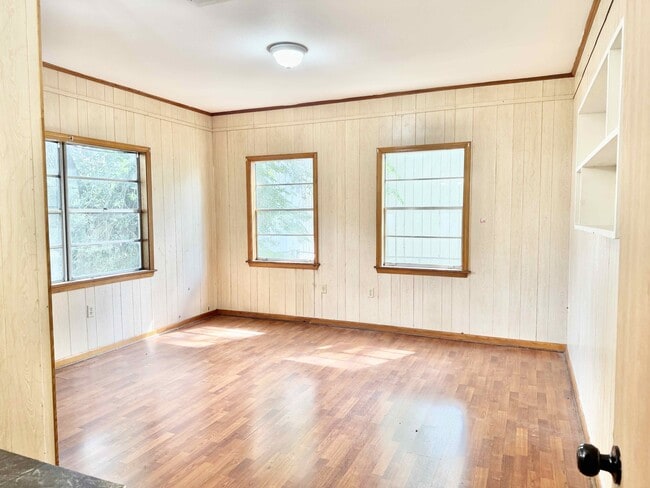 Building Photo - 452 Bernardo St