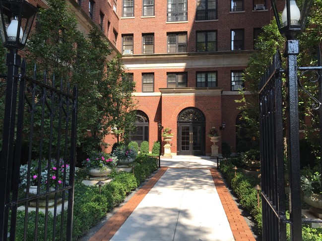 Primary Photo - 400 W Deming Pl