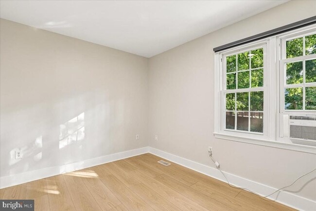 Building Photo - 15465 Golf Club Dr