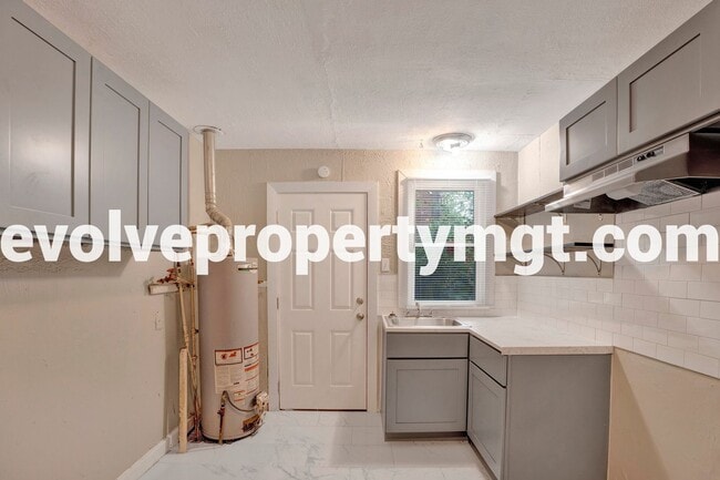 Building Photo - NEWLY RENOVATED HOME!