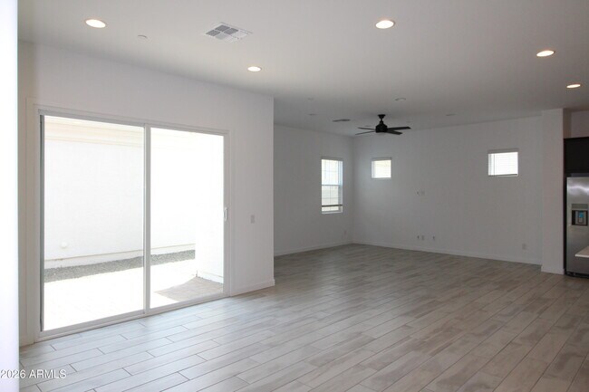 Building Photo - 3831 E Rainbow Dr