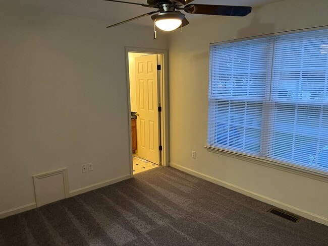 Building Photo - S. Market