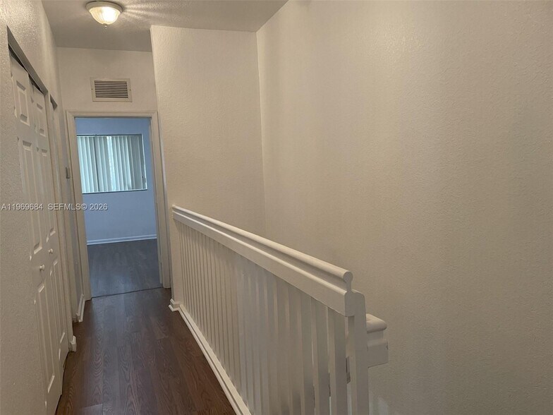 Building Photo - 8835 S Isles Cir