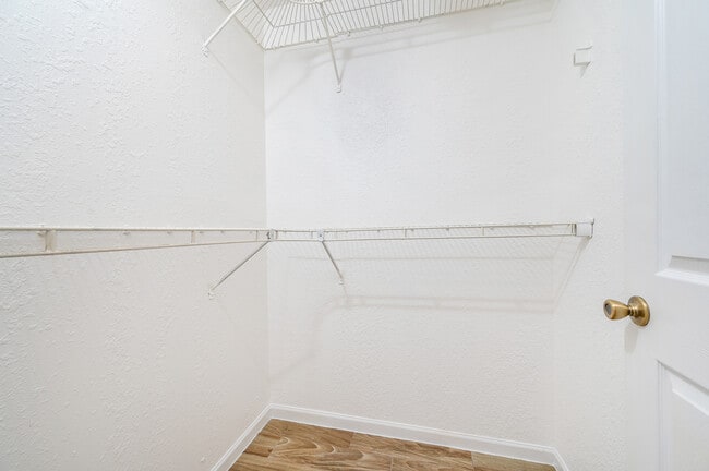 Building Photo - 2851 Riverside Dr
