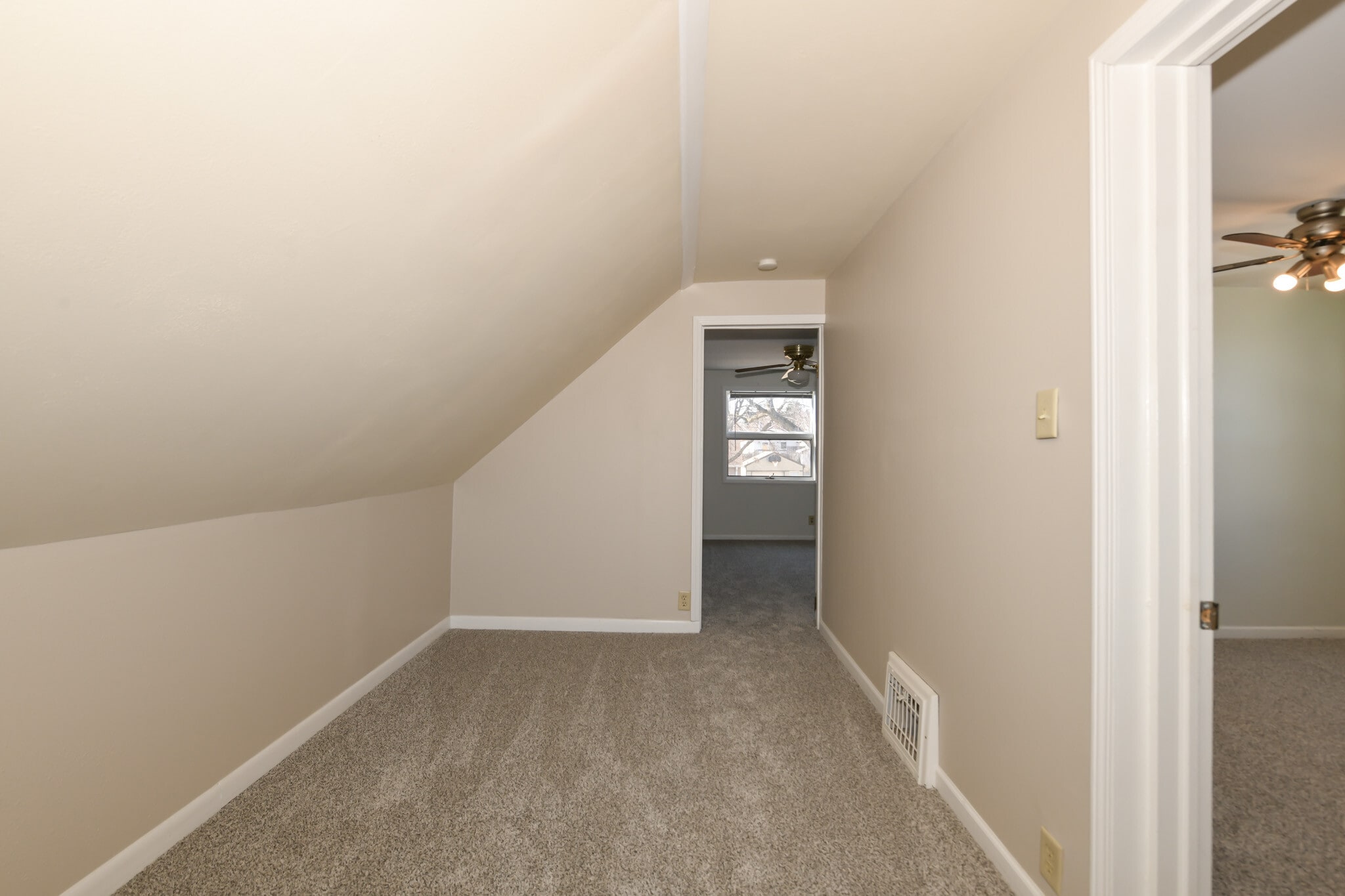 Building Photo - 422 S 89th St