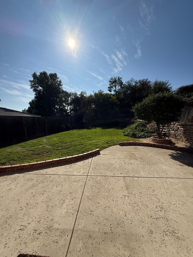 Building Photo - 3 bedroom, 1 1/2 bath home in Thousand Oaks