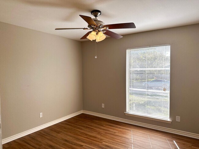 Building Photo - 4 Bedroom / 2 Bath / 2 Car Garage