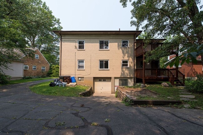 Building Photo - Extra Spacious Top Unit Duplex
