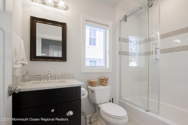 Building Photo - 41 Bank St