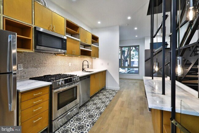 Building Photo - 725 S 6th St