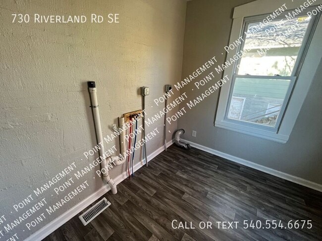 Building Photo - 730 Riverland Rd SE