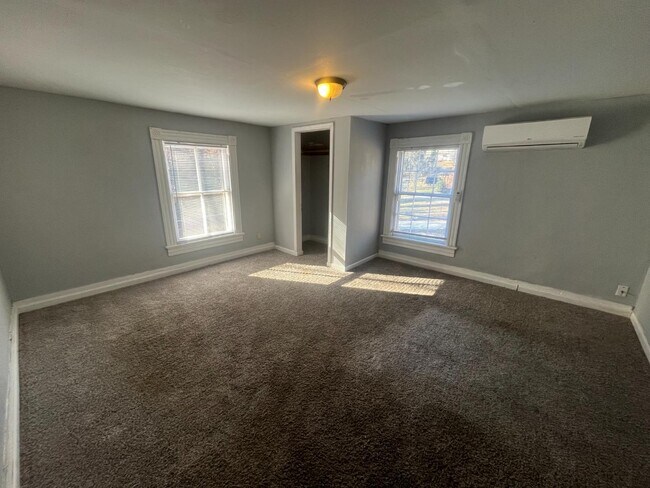 Building Photo - 800 Spring St