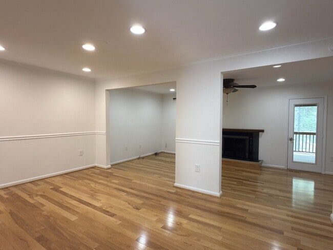Building Photo - Beautiful 4 Bed 2.5 Bath Townhome in Burke For Rent!