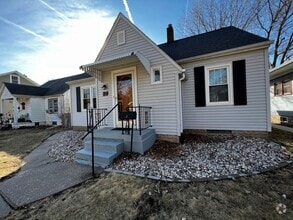 Building Photo - 2 bedroom home with bonus room in Davenport