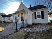 Building Photo - 2 bedroom home with bonus room in Davenport