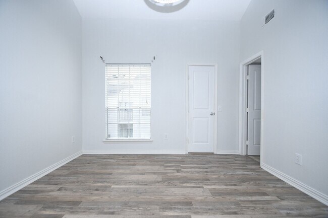 Building Photo - 9809 Richmond Ave.