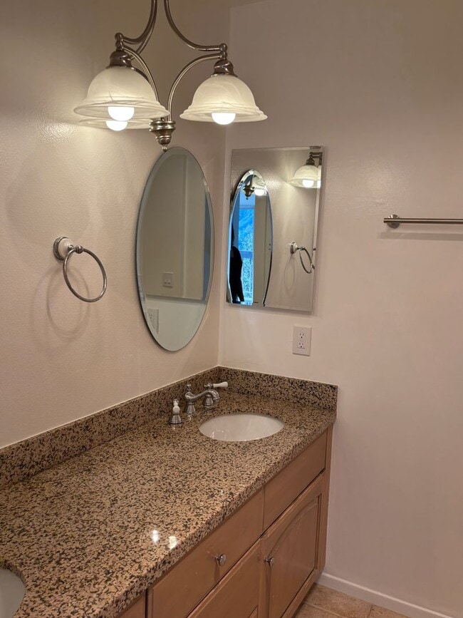 Building Photo - Gorgeous condo with Amazing Views!