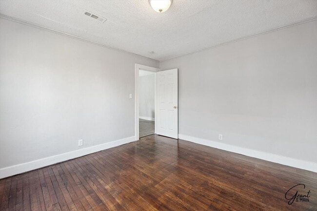Building Photo - 3 bedroom 2 bath $1375