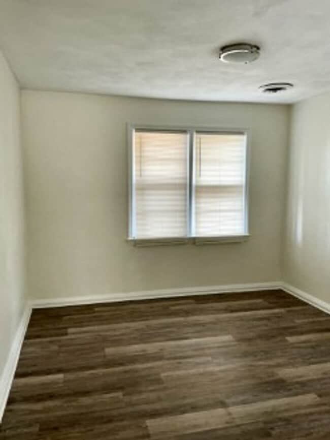 Building Photo - Larchmont