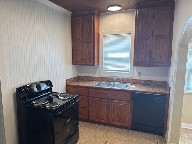 Building Photo - 2 Bedroom 1 Bath House $795! Central Air &...
