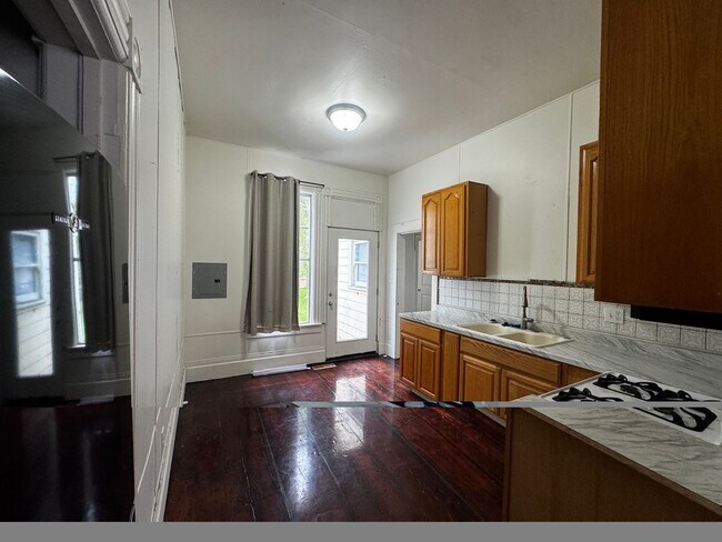 Building Photo - 910 8th St