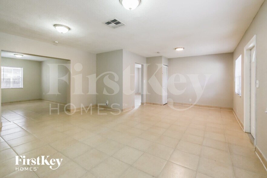 Building Photo - 3600 NW 40th Ct