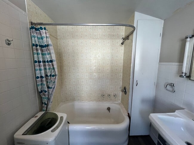 Building Photo - 406 S 6th Ave