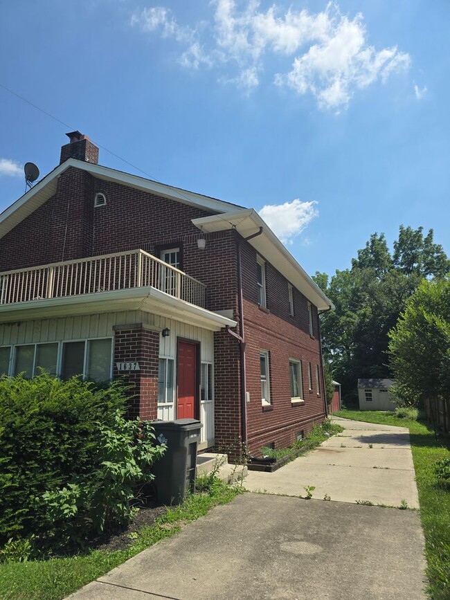 Building Photo - Lawrence Duplex