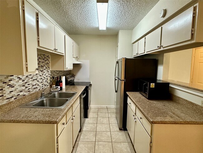 Building Photo - 2750 Holly Hall St