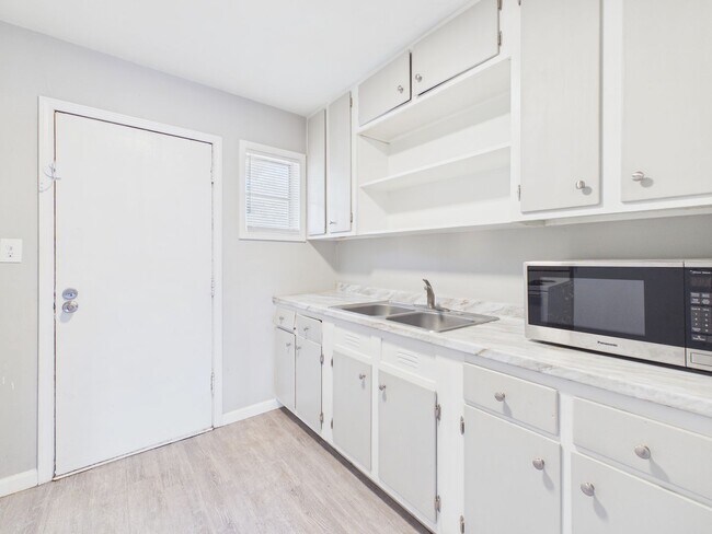 Building Photo - ~ALL BILLS PAID! 2 bedroom Duplex for rent! ~