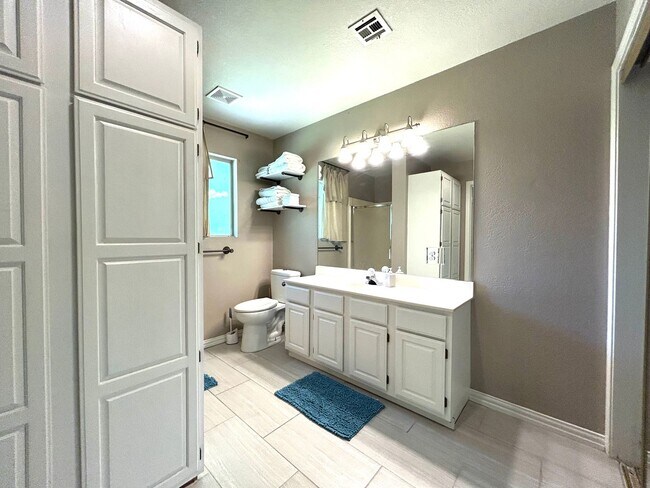 Building Photo - One level 3 bed/2 bath spacious home with ...