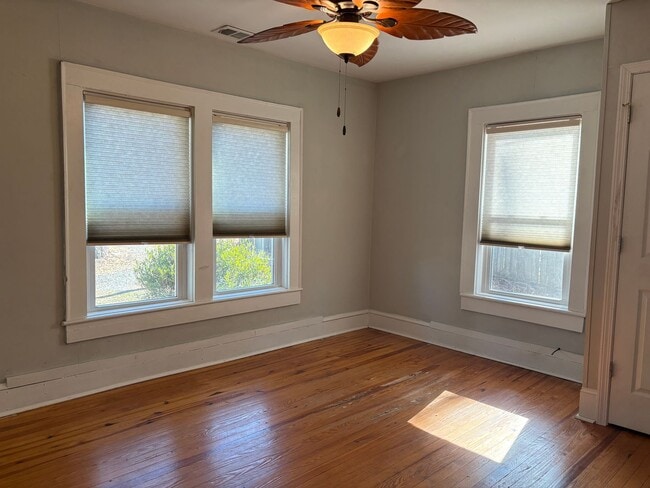 Building Photo - 2 Bedroom, 1 Bathroom House in Greensboro!